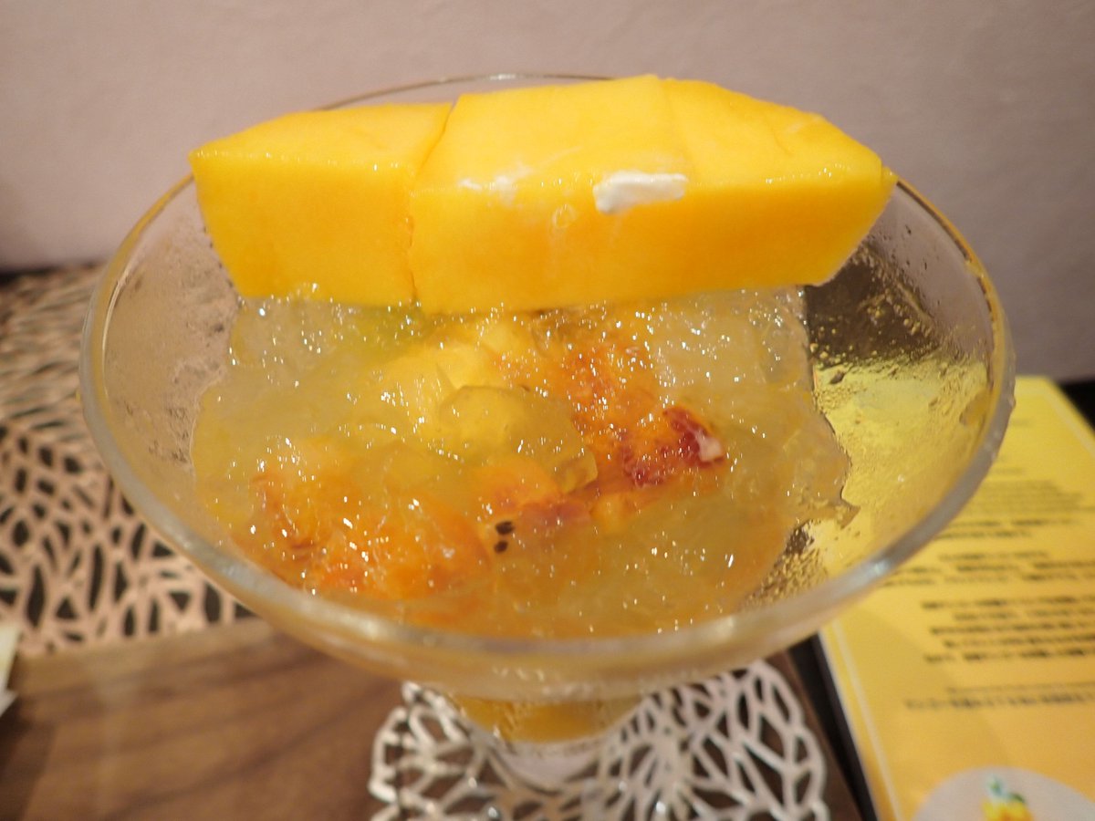 大塚　フルーツすぎ
メガサイズ宮崎マンゴーパフェ
マンゴー大好きですが、しばらくはマンゴーはいいかなという位食べました。食べても食べてもマンゴーです。
一番下はキウイなどのジュレでした。大満足です。