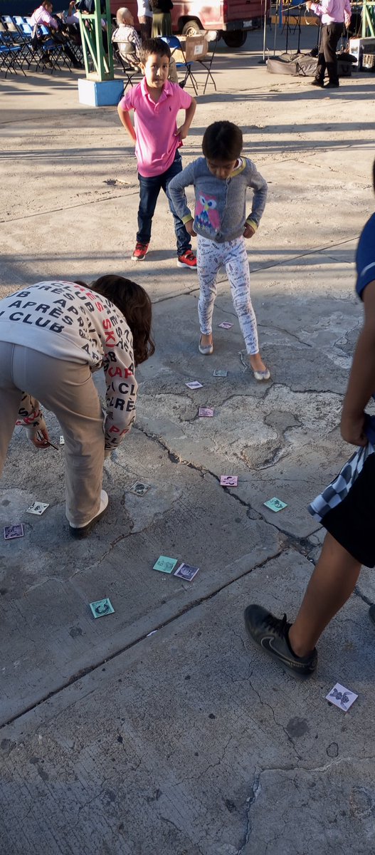 LefLuisMedrano's tweet photo. @FAHHdeporte 
Juego de "memorama" con los niños de la comunidad indígena de Tetelcingo, Morelos. 🤯🧠
Es importante apoyar a los niños en su desarrollo cognitivo, que aportará beneficios en su nivel académico.
@sbrsusana 
@edo_morelos https://t.co/lw3R4i6dxQ