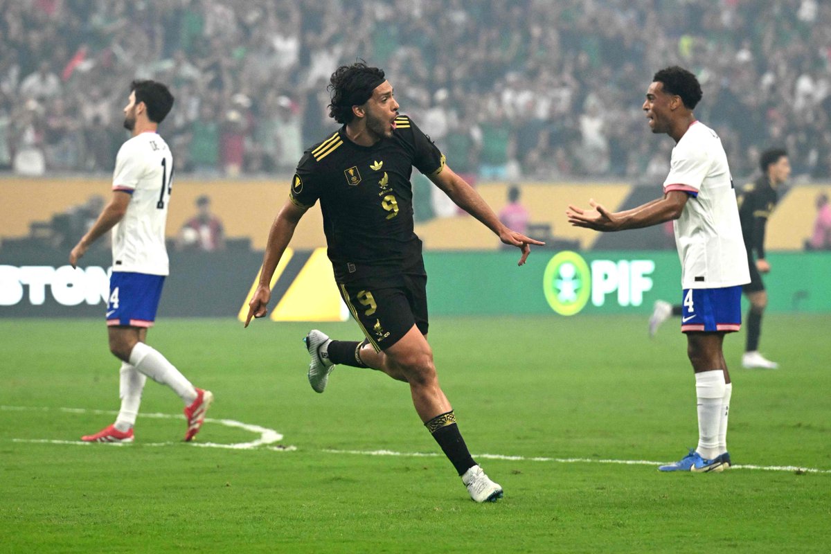 El_Universal_Mx's tweet photo. ¡CON DEDICATORIA HASTA EL CIELO! 🕊️2⃣0⃣

🇲🇽 ⚽️ Raúl Jiménez dedicó su gol en la final de la Copa Oro a Diogo Jota, quien fue su compañero en Wolverhampton.

📸 #FOTOS: AFP https://t.co/cqqcx1Fv9x