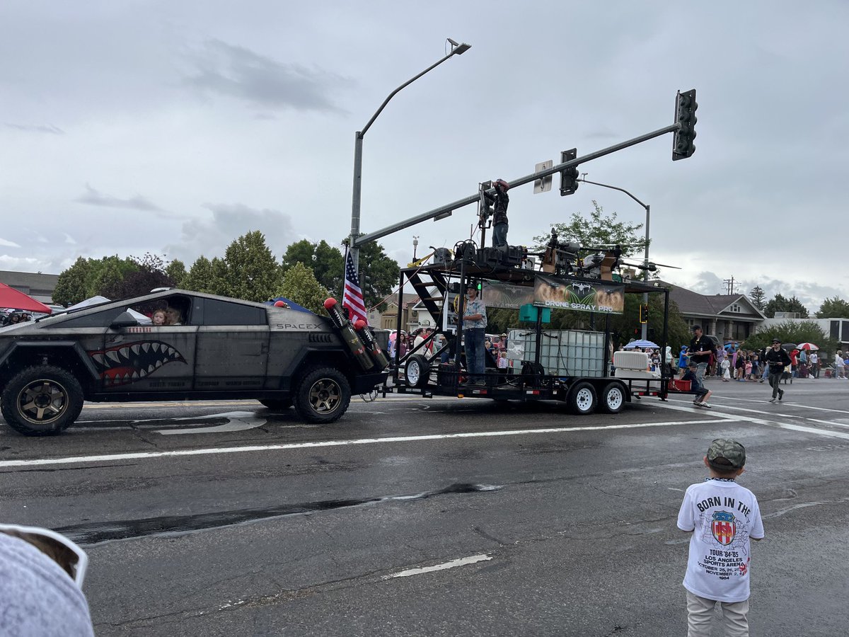 BradenRSmith's tweet image. 4th of July parade - We advertised DroneSprayPro.com - Trailer setup powered by the Cybertruck