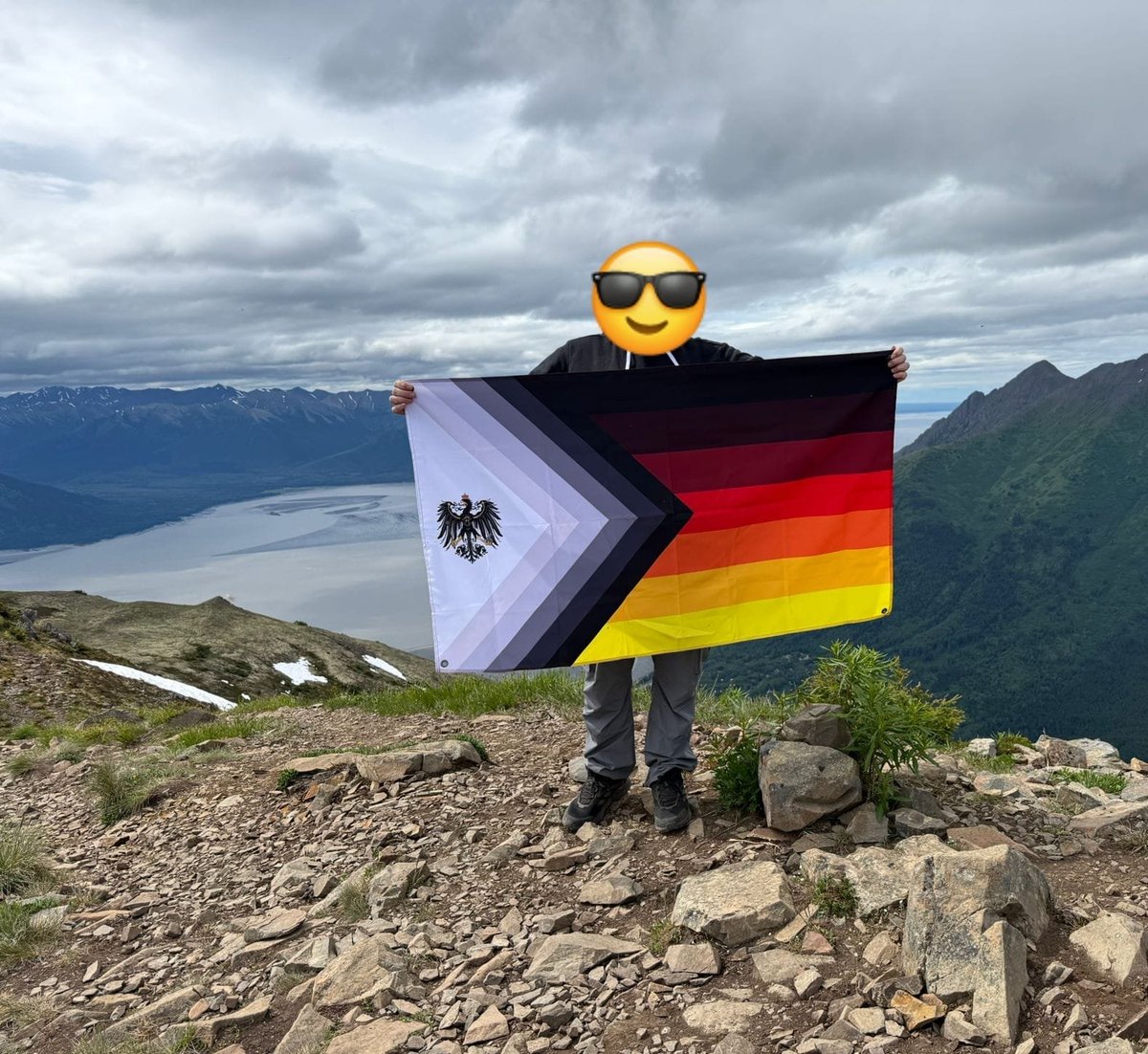 Alaska ist jetzt Deutsch und stolz. Waren zwar 1100 Höhenmeter zu erklimmen, aber was tut man nicht alles, um den Stolz in die Welt zu tragen.