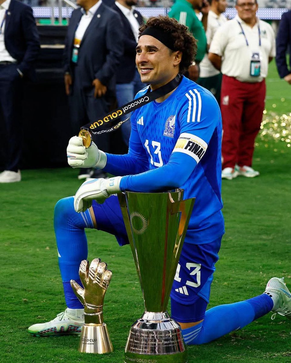 ¡HISTORICO! 🇲🇽

Memo Ochoa iguala el record de mas torneos internacionales de selecciones ganados en la historia del futbol 

Consiguió su sexta Copa Oro igualando al uruguayo Angel Romano quien ganó 6 Copas Americas