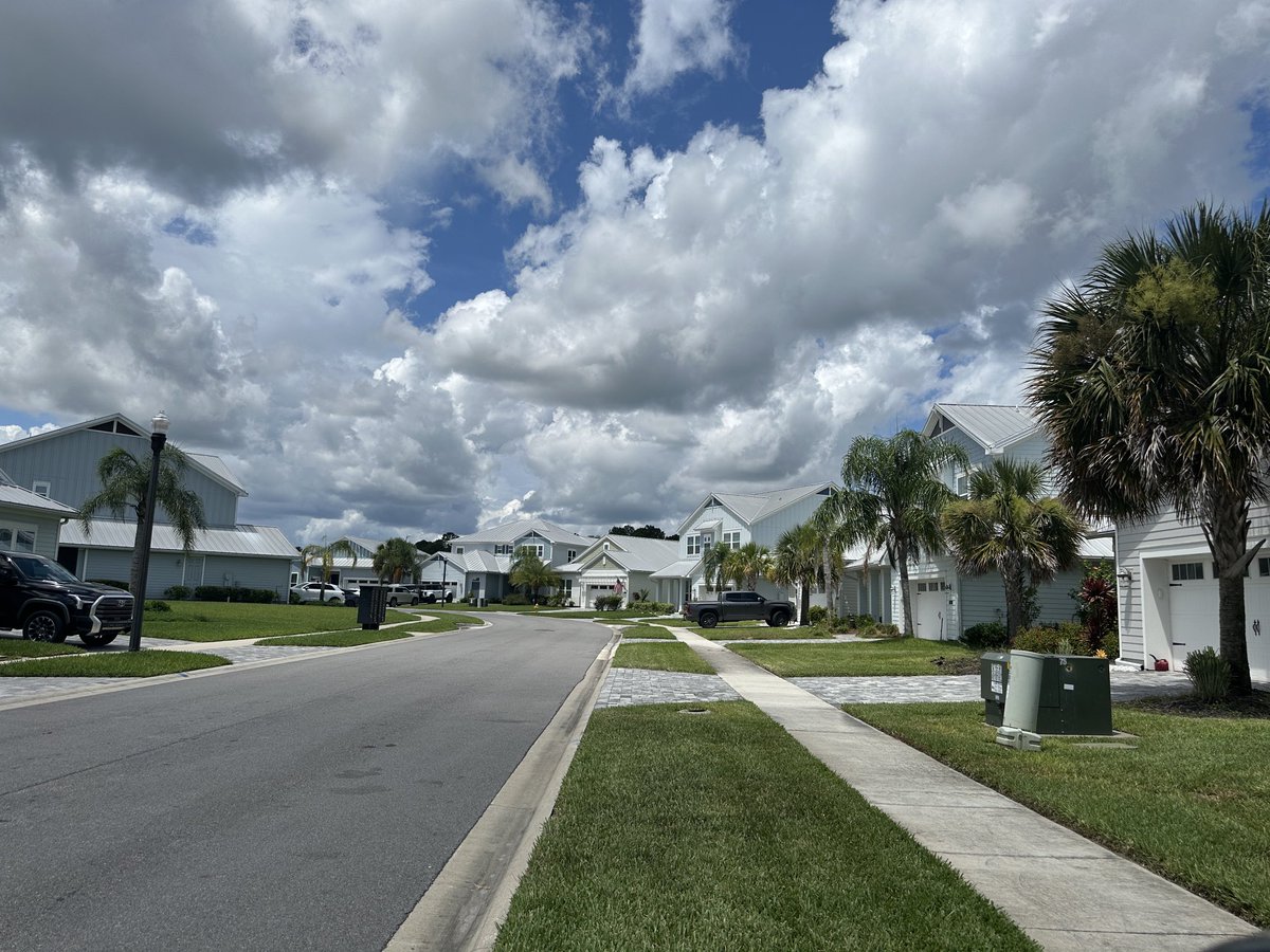 nanjpowell's tweet image. New master planned community in NE Florida. Small rights of way, no street trees planted.  No one mowing their yards, washing their cars, walking their dogs, or playing ball with their kids. 

Too hot!
#moreshadeplease