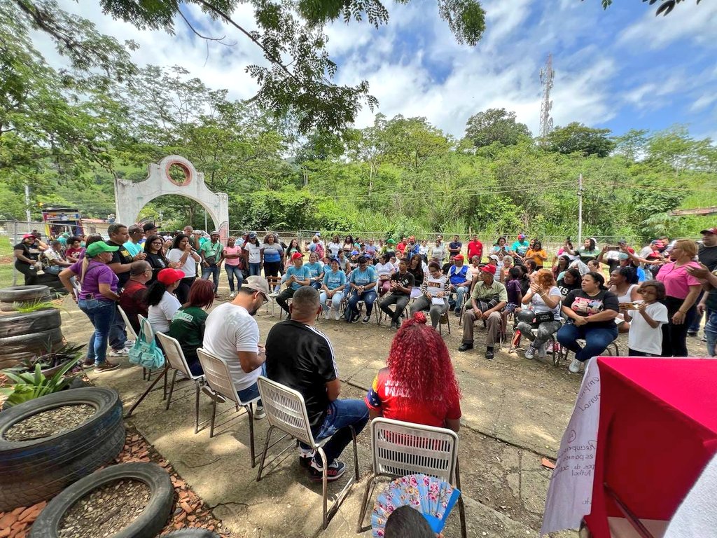 Desde la Comuna Bolívar y Chávez de Ciudad Hermosa nos reunimos con el liderazgo comunal para  afinar la gran victoria del próximo #27Jul 🗳️

¡VAMOS! ✊🏻