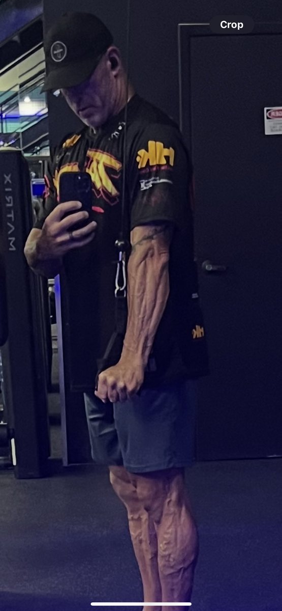 Strong forearms are a must! Don’t neglect grip strength for the protection of the elbow. #forearms #grip #arms #athlete #pitcherswholift #farnsworthpeakperformance #7weeksout #npc #ifbb