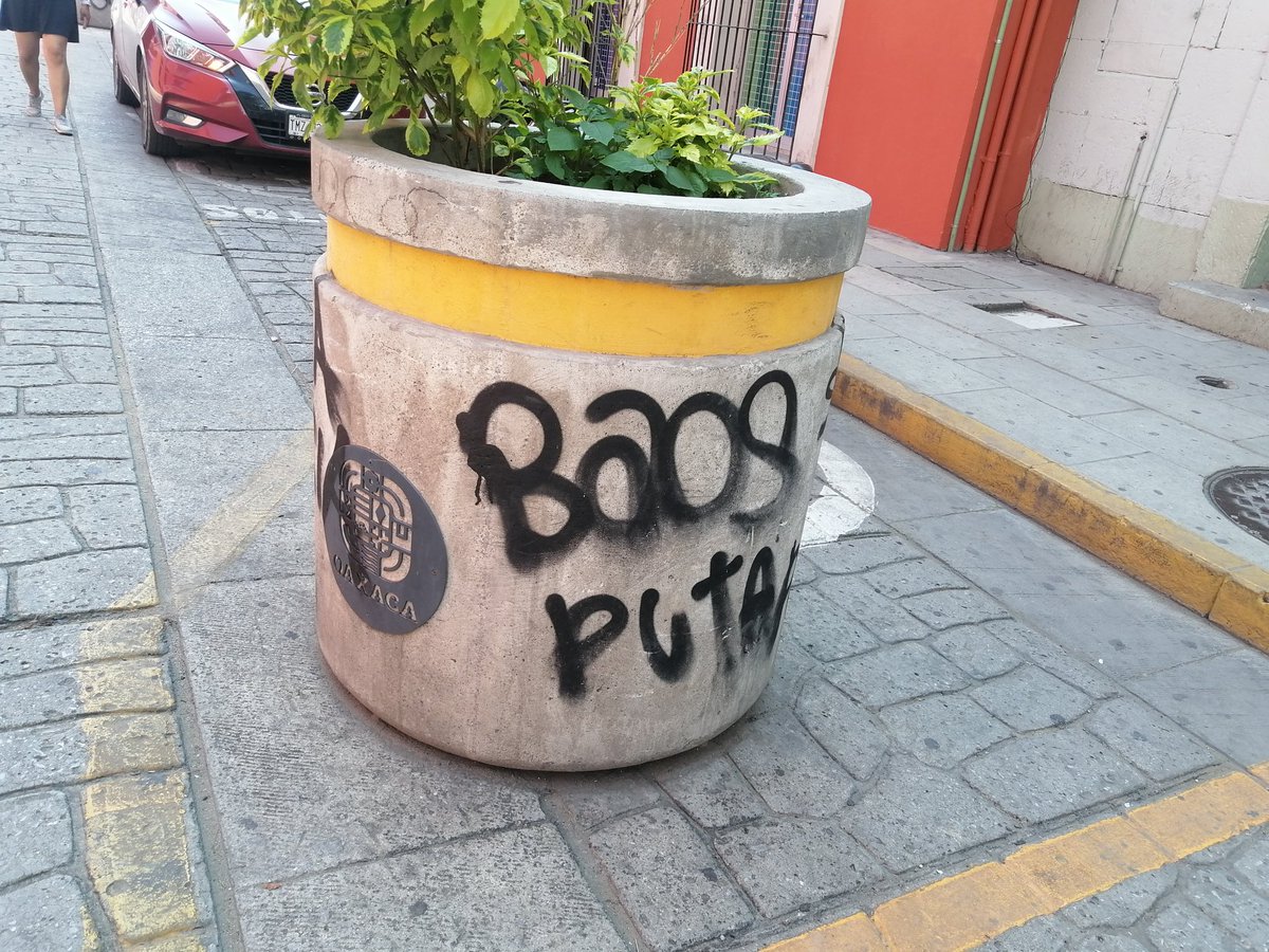 Tanto show cuando pusieron las shingadas macetas y en lo que terminaron, a falta de basureros en pleno zócalo pues no hay de otra, ojo ahí vecino <a href="/raychagoya/">Ray Chagoya</a> <a href="/MunicipioOaxaca/">Municipio de Oaxaca de Juárez</a> los turistas dicen que no conocemos los basureros <a href="/SECTUR_mx/">SECTUR México</a> <a href="/DimePetri/">DimePetri</a> <a href="/chumbert1/">Humberto Contreras 🇲🇽</a> <a href="/juanitabanana71/">juana barrera lopez</a>