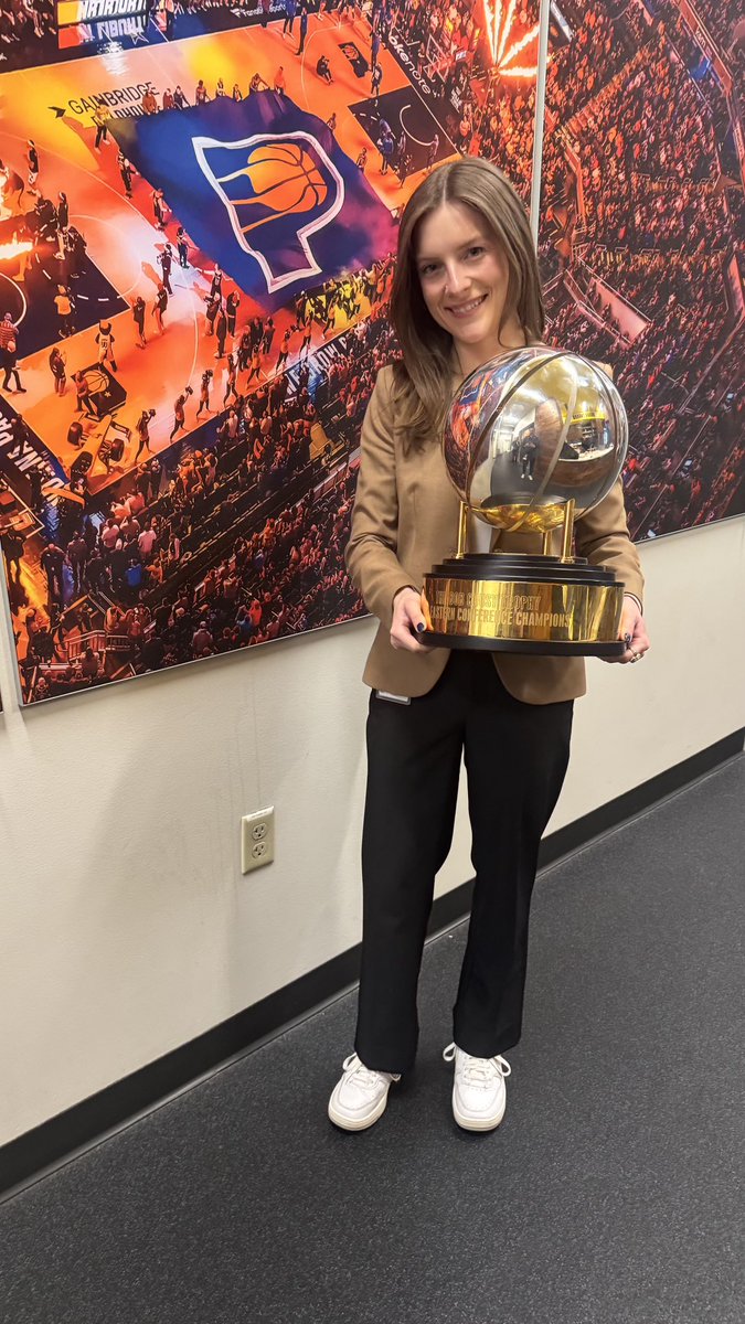dougwmize's tweet image. Happy Birthday @marykmize! So glad to have you back home after working for the Pacers this season. Now they know what we’ve all known, everything gets better when you’re around. I love you! 🏀🎂