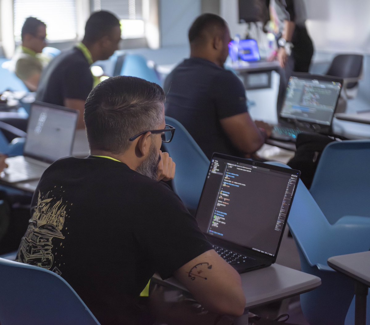 pyconcolombia's tweet image. Moments that define a meaningful day 🐍📷
Each photo reflects the value of shared knowledge, community encounters, and building a transformative experience together.
Thank you for being part of PyCon Colombia 2025.
#PyCon #PythonLive #PyConColombia #PythonCommunity