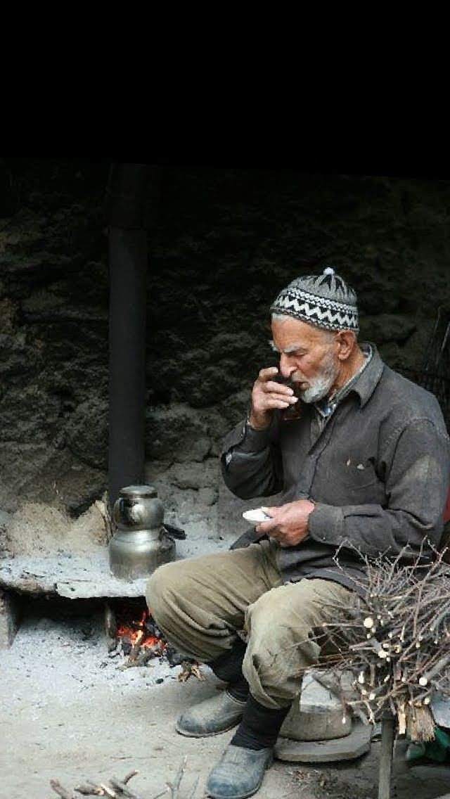 "Kafada kurma huyum bana

Çok insan kaybettirdi ama

        Asla  yanılmadım...,🖤