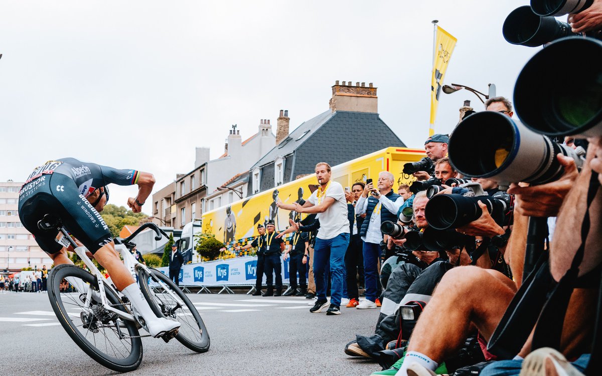 🚴‍♂️📸 POV : You are a photographer on Le Tour de France

🚴‍♂️📸 POV : Tu es photographe sur le Tour de France  

#TDF2025 

📸 A.S.O. / Ashley &amp; Jered Gruber