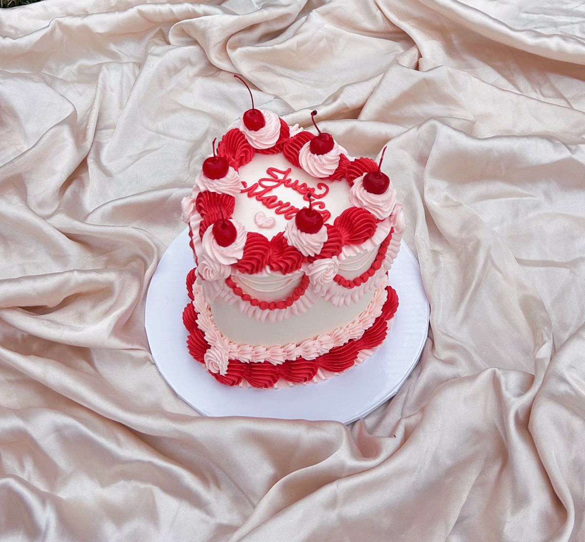 stuff1eee's tweet image. lil baby strawberry elopement cake 🍓♥️