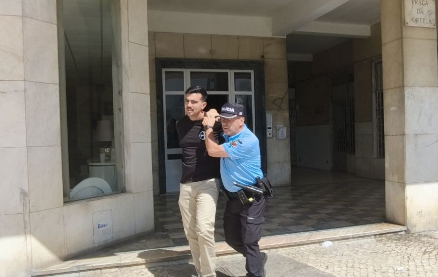 resist_lusitana's tweet image. 🚨🇵🇹 | Afonso Gonçalves foi detido esta tarde após protestar contra uma manifestação islâmica em Lisboa.
A censura de vozes nacionalistas é promovida pelo sistema.