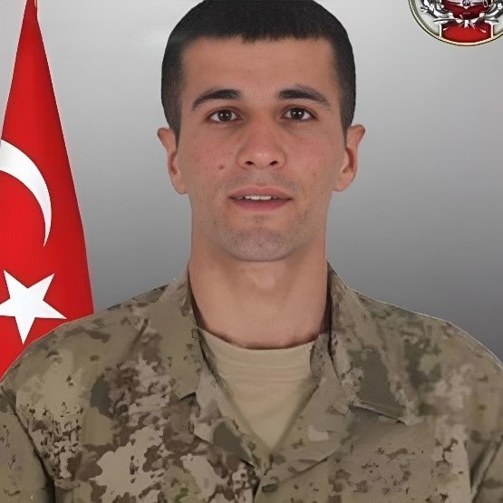 bosunatiklama's tweet photo. Şehit Mahsun Yeşildemir'in Bitlis'teki baba ocağına Türk bayrağı asıldı. 🇹🇷 https://t.co/bdmxFespng