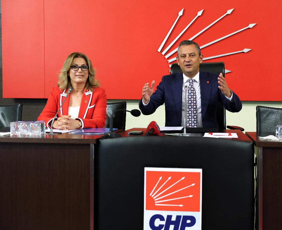 Ekilir ekin geliriz
Ezilir un geliriz
Bir gider bin geliriz!

Genel Başkanımız Sayın Özgür Özel hakkında, gerçeği söylediği için soruşturma açılıyor. Aynı gün, eski bir AKP milletvekili Cumhuriyetimizin kuruluşuna “kanlı 1923 darbesi” deme cüretini gösteriyor.

Bu iki gelişme bir