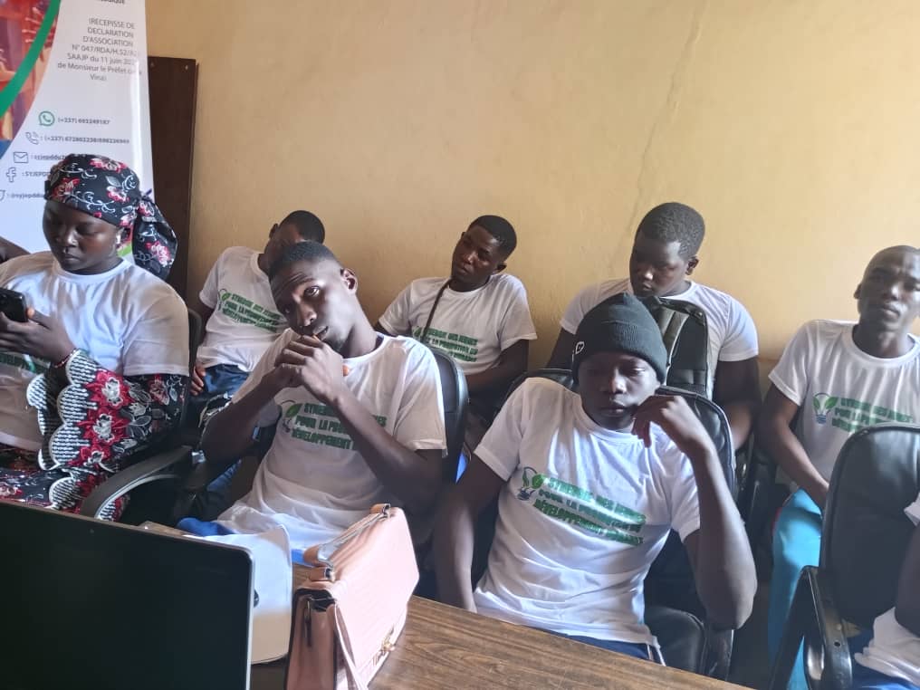 syjepddu's tweet photo. ABDOUL KARIMOU, membre de la @syjepddu, forme les autres membres sur l'agriculture durable, la transformation locale, les circuits courts et la consommation locale. 
Formation théorique et pratique.

Elle a eu lieu à la Mairie de Nganha et dans la ferme DjoroNova. 
#environnement https://t.co/WRkCsbGcoS