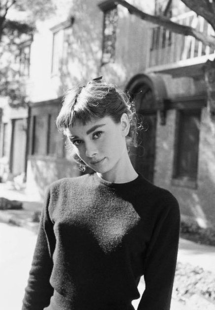 TheCinesthetic's tweet photo. Audrey Hepburn photographed by Mark Shaw. https://t.co/AvCQU37jvW
