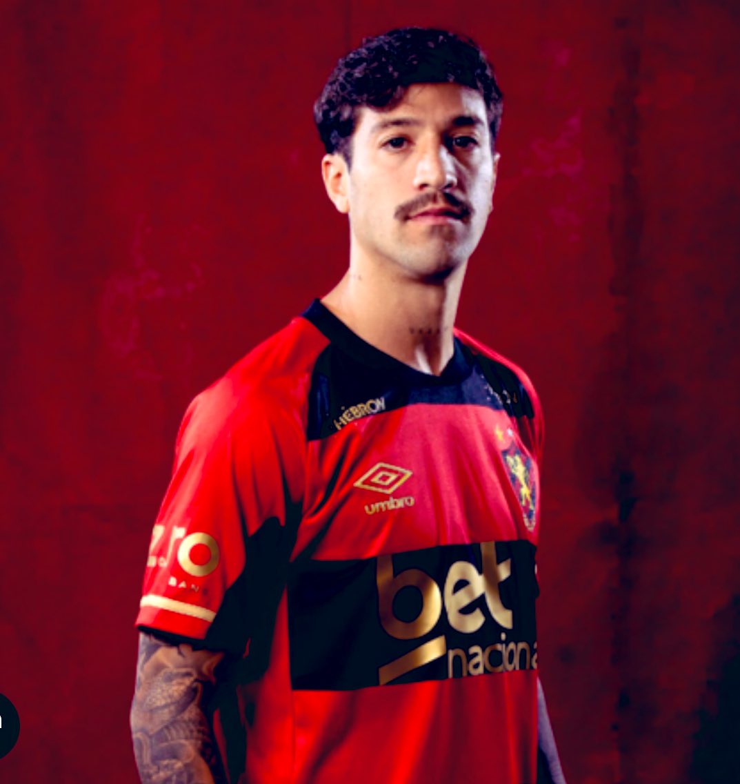 Sras y Sres hinchas de Cerro Porteño estoy en condiciones de informar que Fabricio Domínguez 🇺🇾, 27 años, 1.78 m es nuevo jugador del Ciclón!
Se hará oficial en las próximas horas.
#LaGranJugada