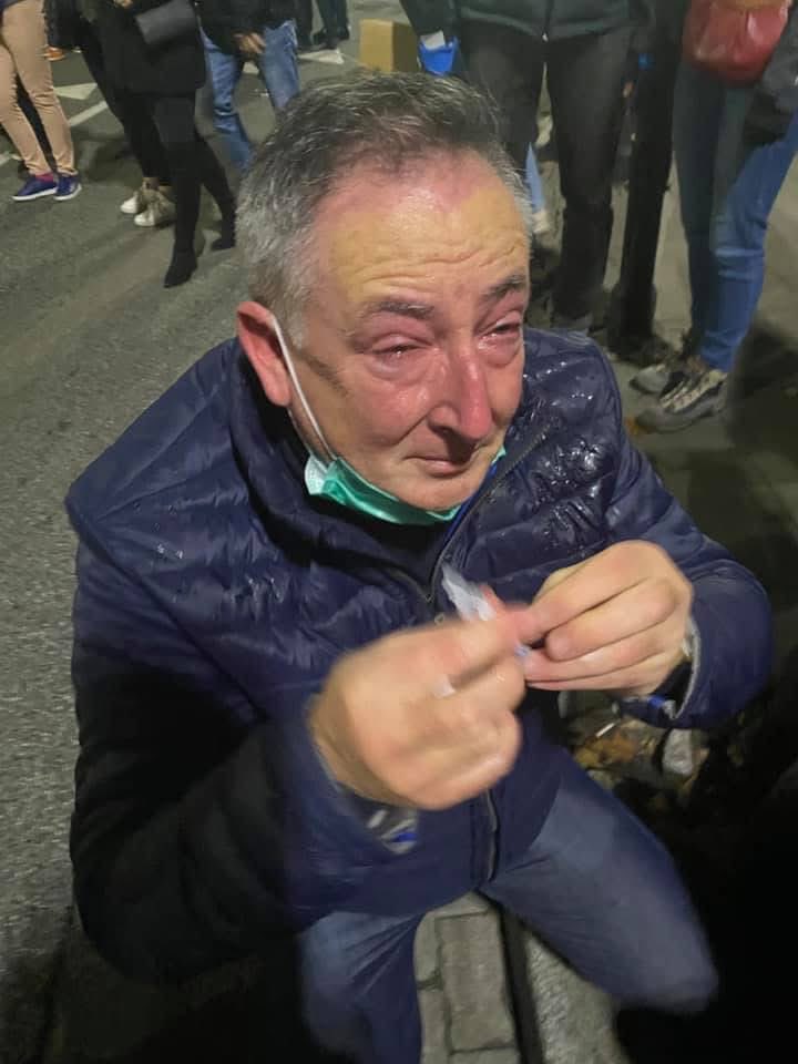 To jest pan Sienkiewicz, potraktowany gazem na manifestacji w 2022 roku. 
Dziś mamy Prokuraturę i Ministerstwo Sprawiedliwości, które abdykowało. 
Naprawdę chcecie powrotu Pisu? 
Naprawdę?