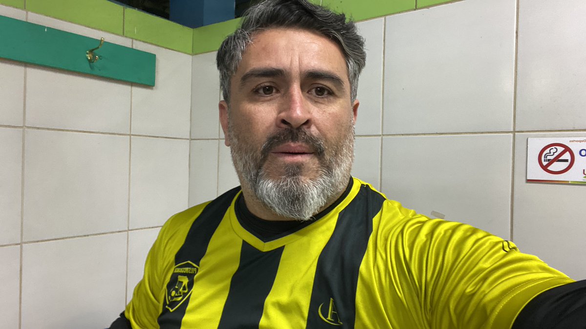 La herencia que me dejó mi viejo es el futbol, la fraternidad, el juego en equipo, valores, amistad, compañerismo y el buen trato de balón en la cancha. La política tiene mucho del futbol. Lo importante es el equipo, la táctica y no dejar de correr. Que alegria poder jugar aún