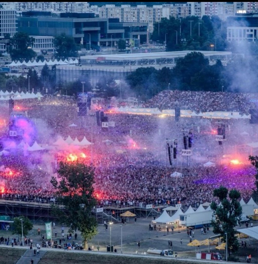 miguelroan1's tweet image. Imagínense que medio millón de personas se reúnen para escuchar a un cantante nazi en una ciudad de menos de 800.000 habitantes.
En realidad ha sucedido. Es Zagreb.