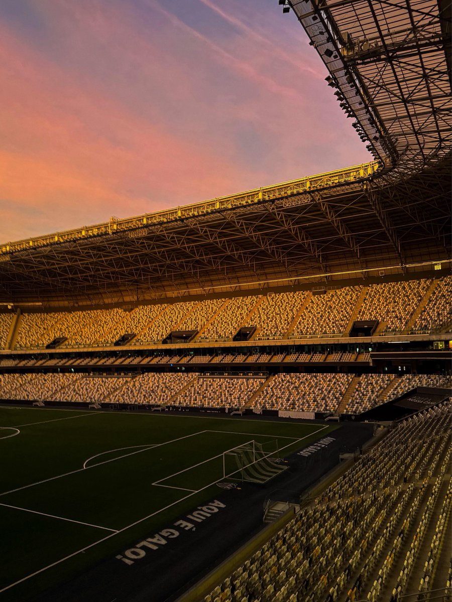Atletico's tweet photo. O mais bonito dos horizontes. Um fim de domingo no nosso lar! 🏠🌇 https://t.co/dTZR6NY10U