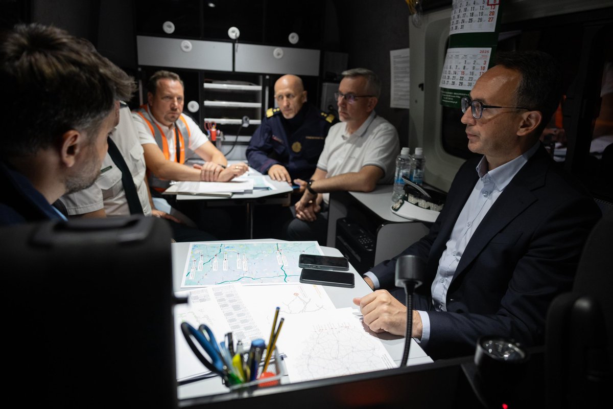 Ministerstwo Infrastruktury (@mi_gov_pl) on Twitter photo 🚨 22:40 Trwa odprawa w Świecku! 🚨
W Świecku odbywa się odprawa z udziałem Ministra Infrastruktury <a href="/DariuszKlimczak/">Dariusz Klimczak</a> i przedstawicieli instytucji odpowiedzialnych za sprawne funkcjonowanie transportu drogowego 🚛 i kolejowego 🚆.
Rozmawiamy o wdrożeniu zmian w przepisach, 🚨 22:40 Trwa odprawa w Świecku! 🚨
W Świecku odbywa się odprawa z udziałem Ministra Infrastruktury <a href="/DariuszKlimczak/">Dariusz Klimczak</a> i przedstawicieli instytucji odpowiedzialnych za sprawne funkcjonowanie transportu drogowego 🚛 i kolejowego 🚆.
Rozmawiamy o wdrożeniu zmian w przepisach,