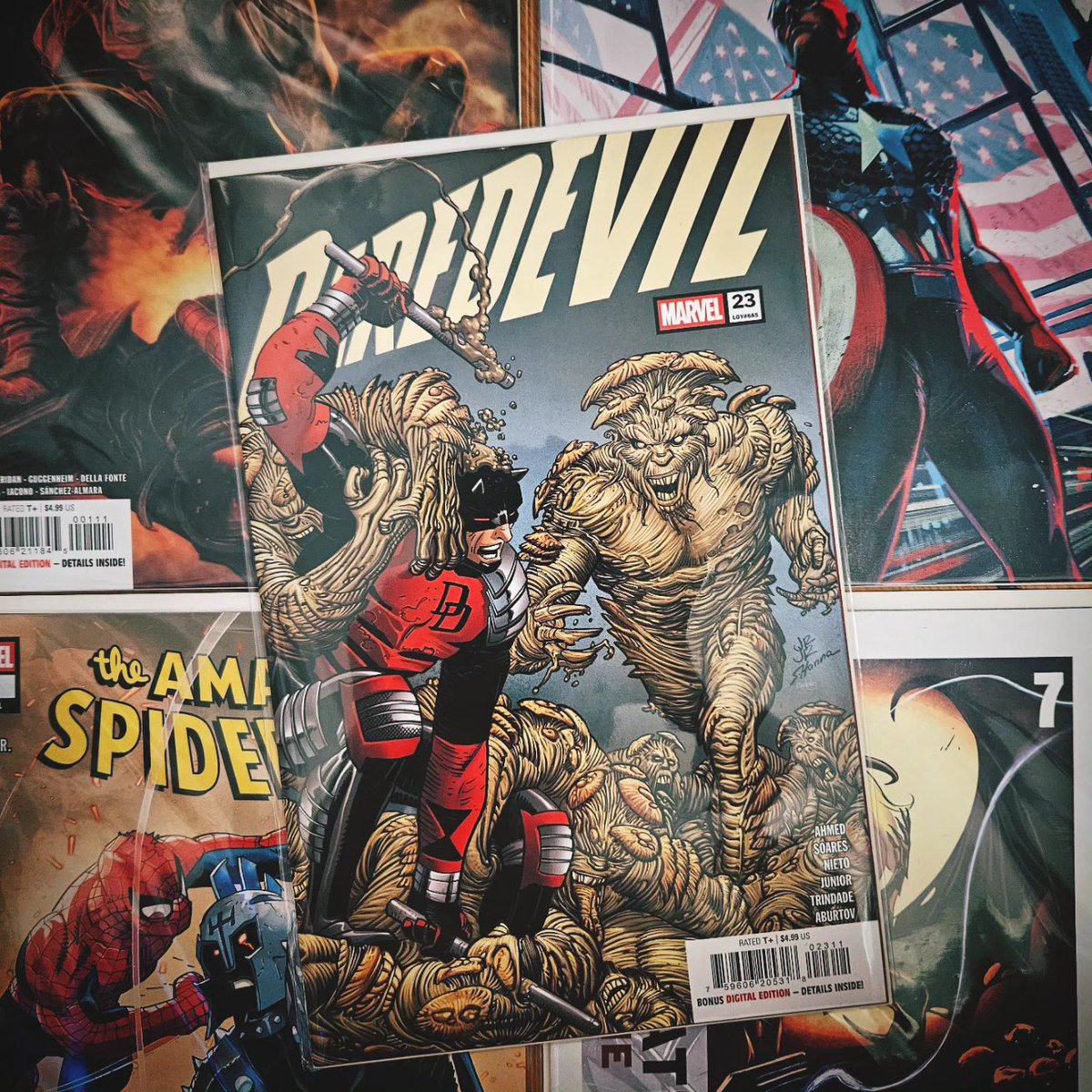 SOCthoughts's tweet image. So, Daredevil #23.
That was weird yeah? The mushroom man on the cover doesn't appear. Like, that arc was over & they ran the cover anyway. My guess is, the mushy arc was cut short an issue because this series is to wrap up on #25 now but the cover had already been commissioned.