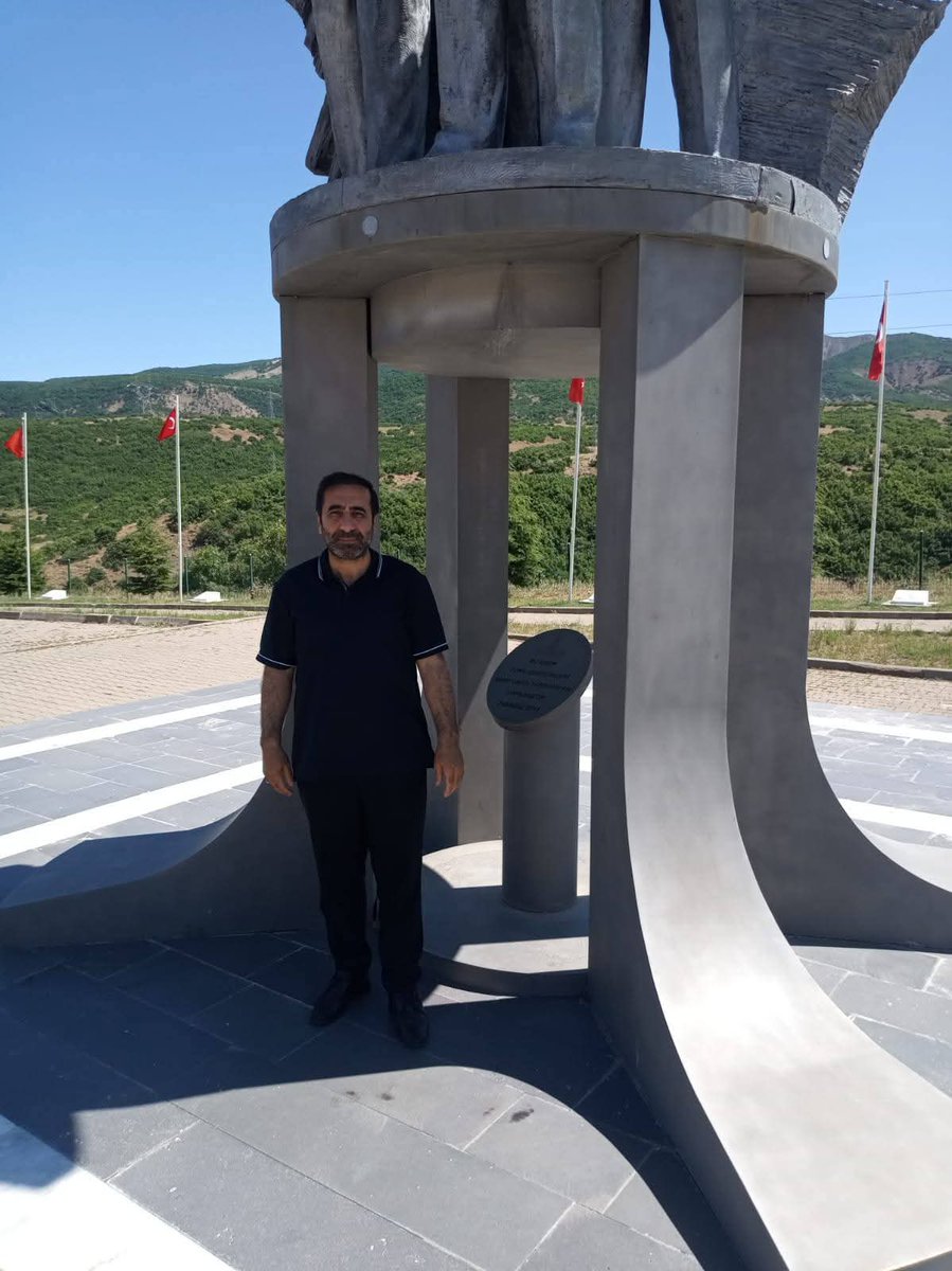 VATAN

Vatan bütün kalbinle sevdiğin ve sonunda döndürüleceğin yerdir.
Peygamberimizin Mekke’ye döndürüldüğü gibi
Muhtacız hep bir yuvaya,
Muhtaç olmaz mıyız bir vatana?
Mümkün müdür? 
Vatansız onuru, haysiyeti, namusu, dini korumaya
Vatanınız göz bebeğiniz olsun ona çöp değmesin