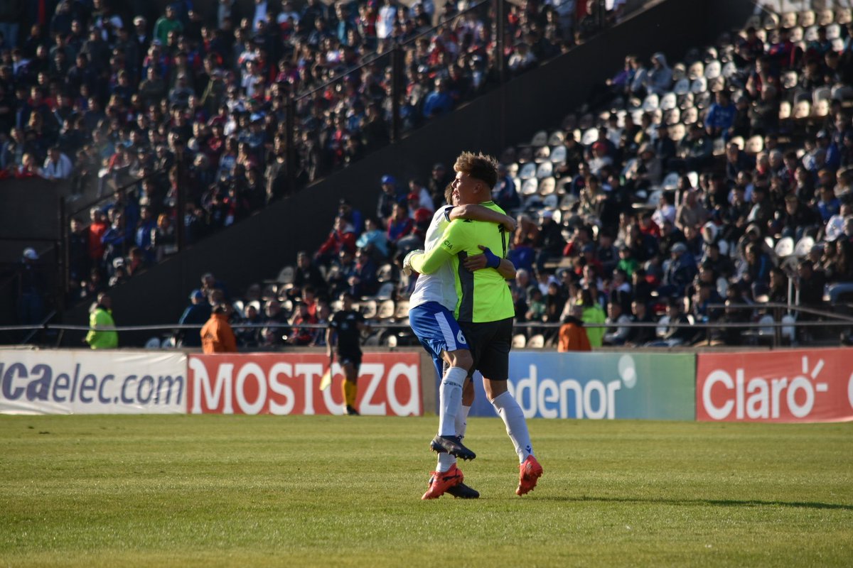 #TorneoProyección 🇦🇷 #Final. El Fortín lo dio vuelta y se consagró campeón en el Alargue. #VelezSarsfield 3(Máximo Mamani, Maxi Porcel x2) - #SanLorenzo 1(Agustín Ladstatter)