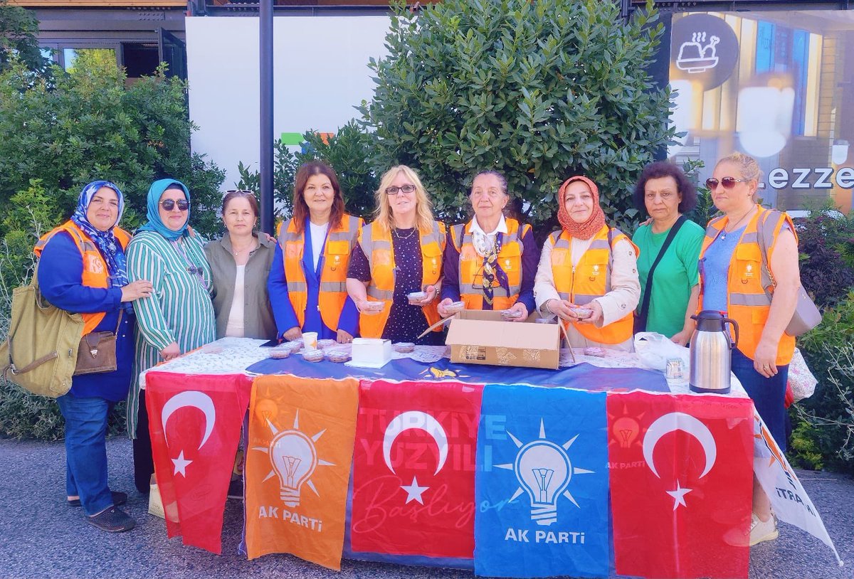 akkadinkadikoy's tweet photo. İlçe Başkanımız Ahmet Öztürk ve Kadın Kolları Başkanımiz Fulya Telli ve tüm ilçe teşkilatımızla beraber Söğütlüçeşme Marmaray İstasyonu önünde Muharrem ayı dolayısıyla Vatandaşlarımıza aşure ikramında bulunduk.Birliğimiz daim olsun. https://t.co/GqTxWurh2A