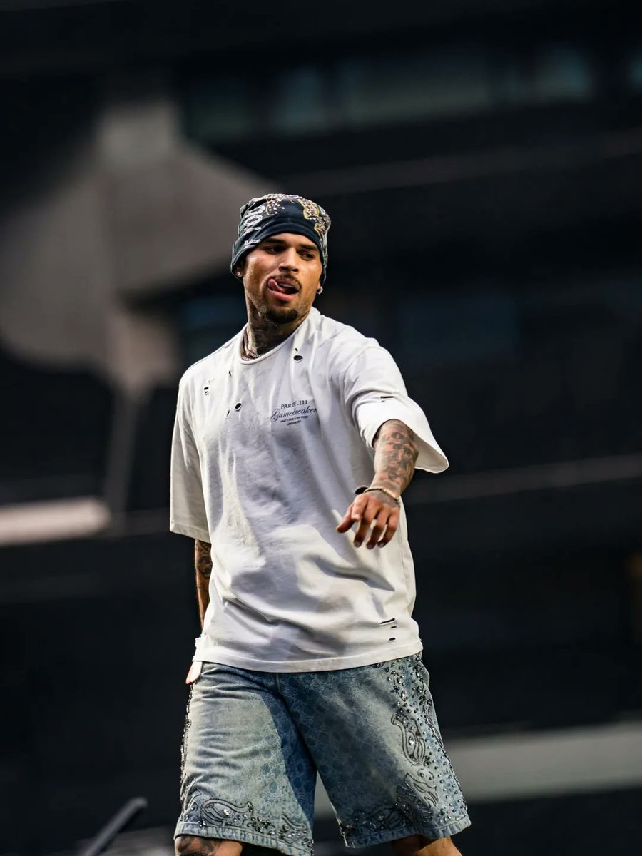 ginterngl's tweet photo. OKAY LET'S GATHER HERE AND GIVE CHRIS BROWN HIS FLOWERS ❤️ https://t.co/U9FT8BwD2L