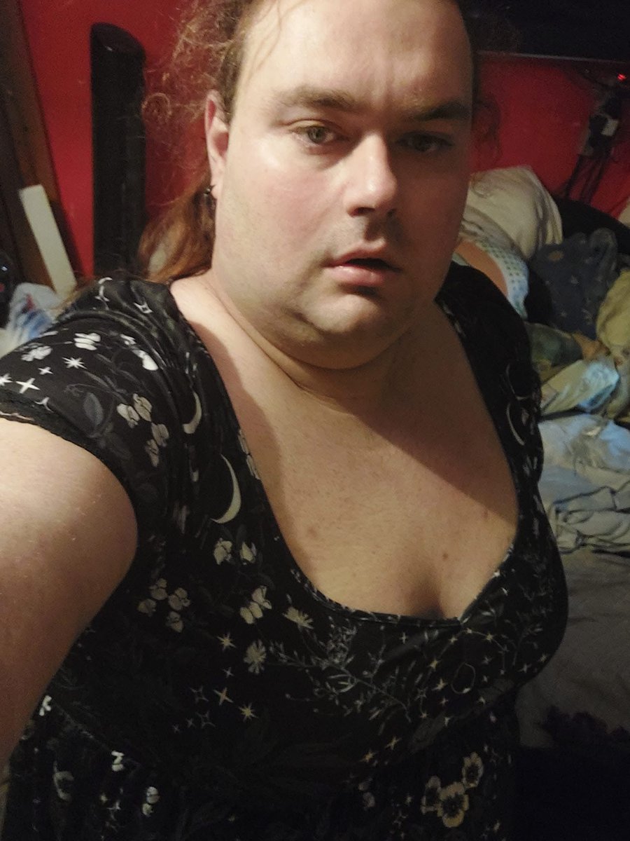 What does this lady’s bed smell of? 

I’m getting wafts of stale piss, dried jizz &amp; beef &amp; onion crisps with hints of Parmesan, cat muck &amp; a restraining order.

#Pride #TransIsBeautiful