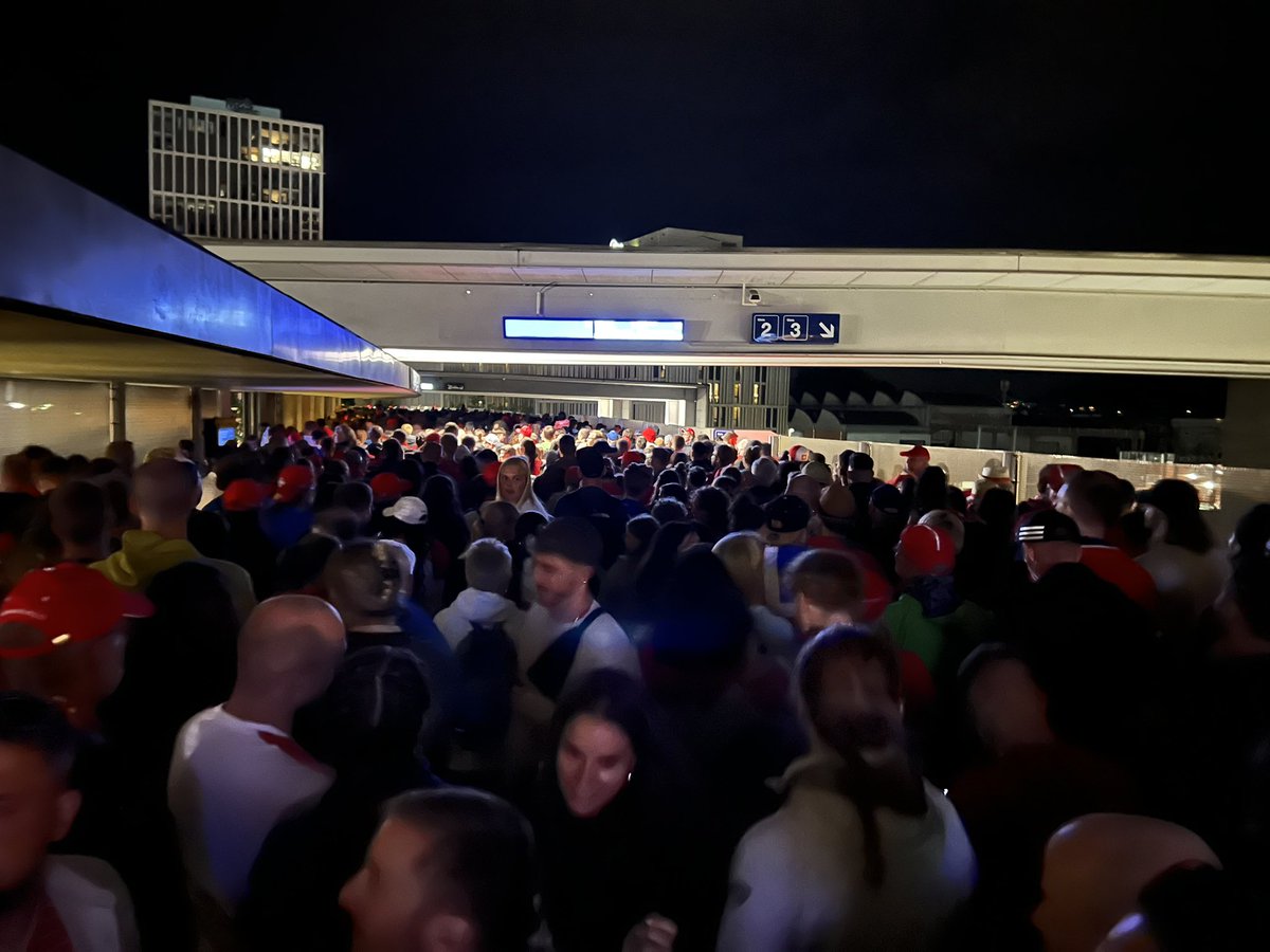 ksedzicki's tweet photo. Wracanie z dumnym szwajcarskim narodem po zwycięstwie na domowym Euro to zdecydowanie jedno z moich najciekawszych dziennikarskich doświadczeń Anno Domini 2025 🇨🇭 #SUIISL #WEURO2025 https://t.co/Ee6O7zx6fe