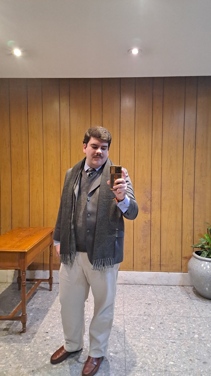 Quiero usar ropa old money
Como quiero que me quede// cómo me queda