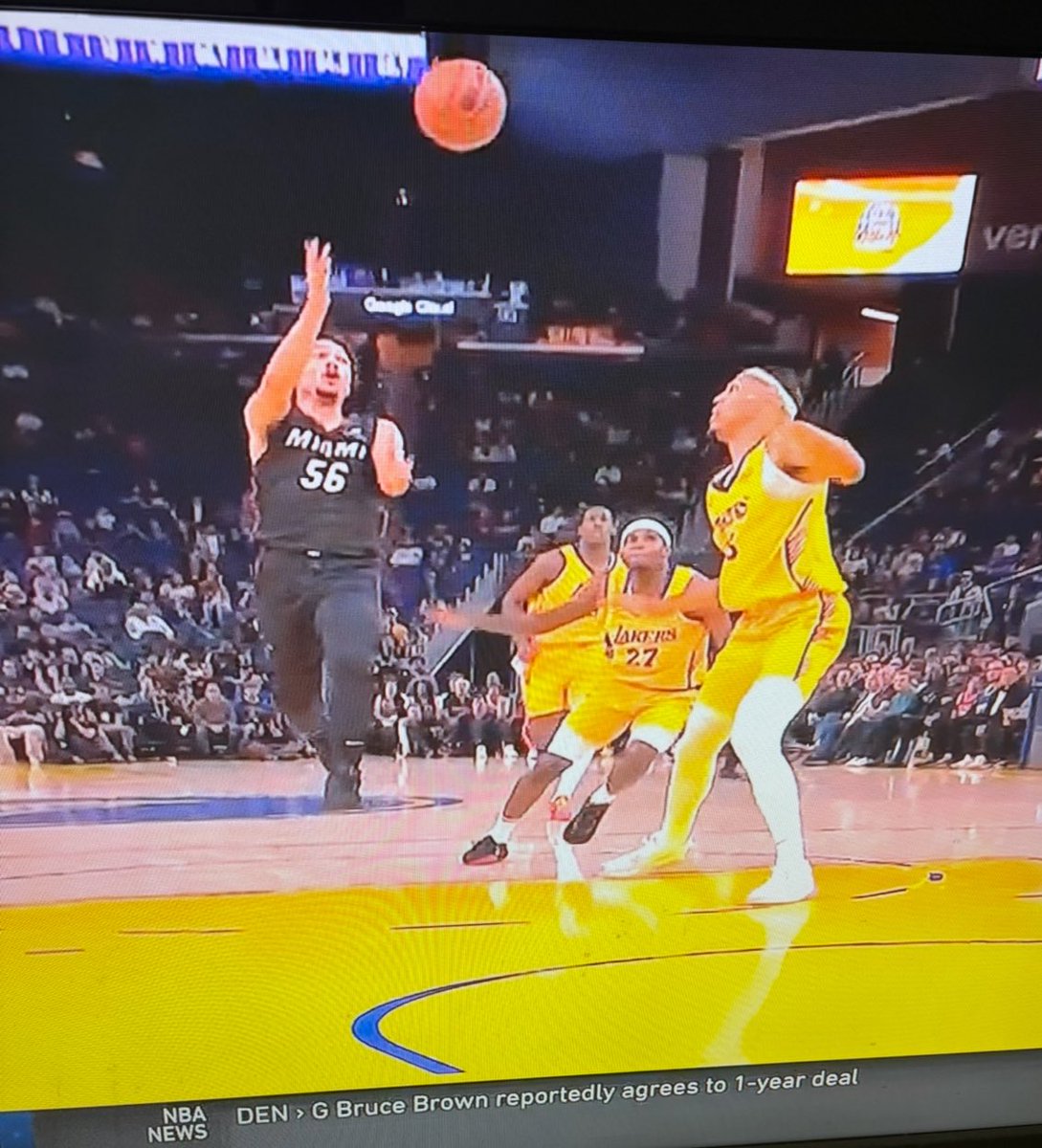 gators_bb's tweet photo. Proud moment for the 🐊🐊🐊’s.
Keep going Marcus!🐊🏀 https://t.co/IzDRj5QvhM