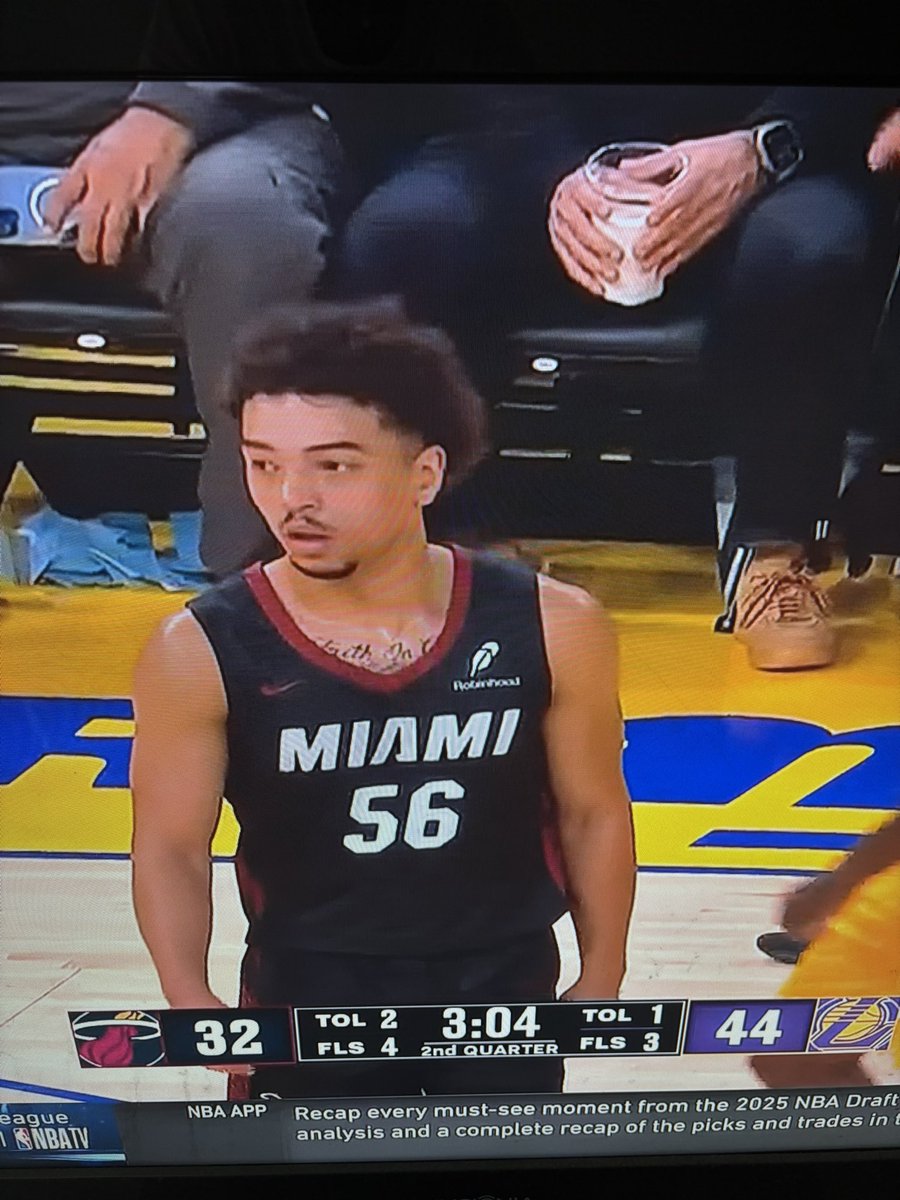 gators_bb's tweet photo. Proud moment for the 🐊🐊🐊’s.
Keep going Marcus!🐊🏀 https://t.co/IzDRj5QvhM