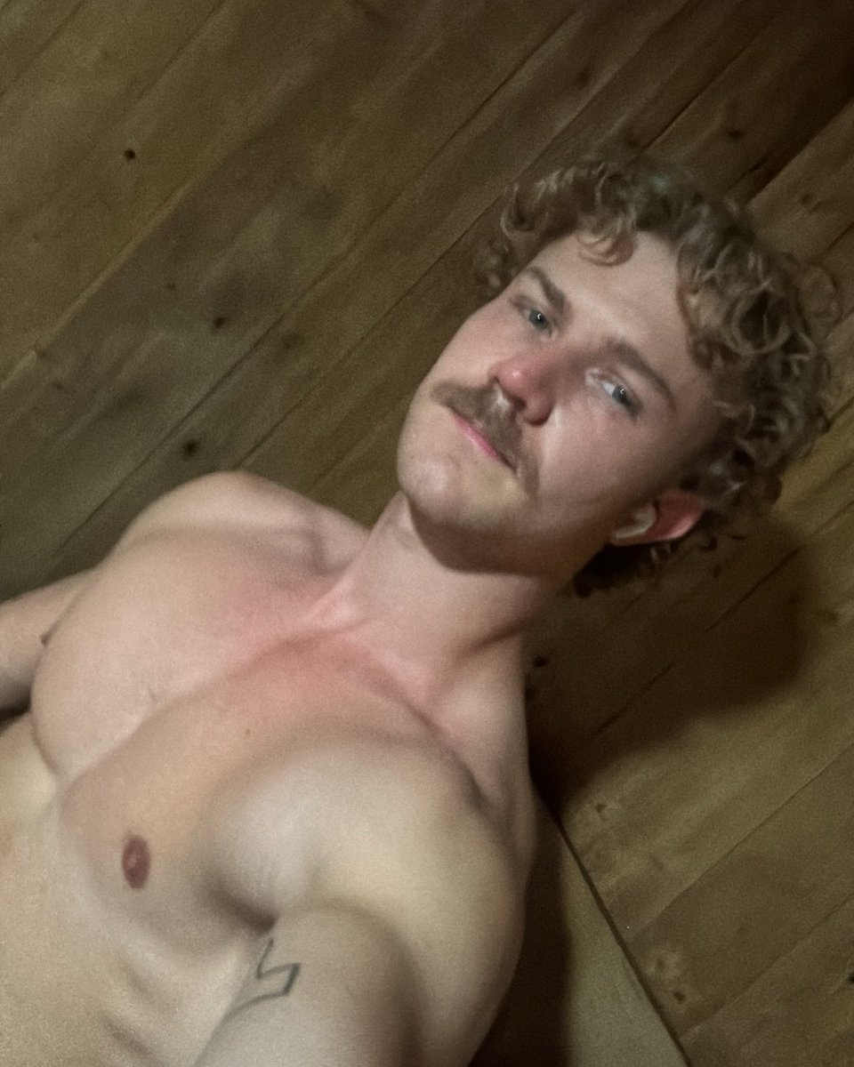 Who wants to join me in the sauna? 🥵😈