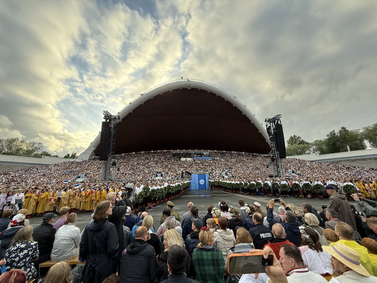 Estonia 🇪🇪 will never surrender. A tenth of the population sang today in Tallinn about love for the homeland. The Song Festival tradition has lived on since 1869.