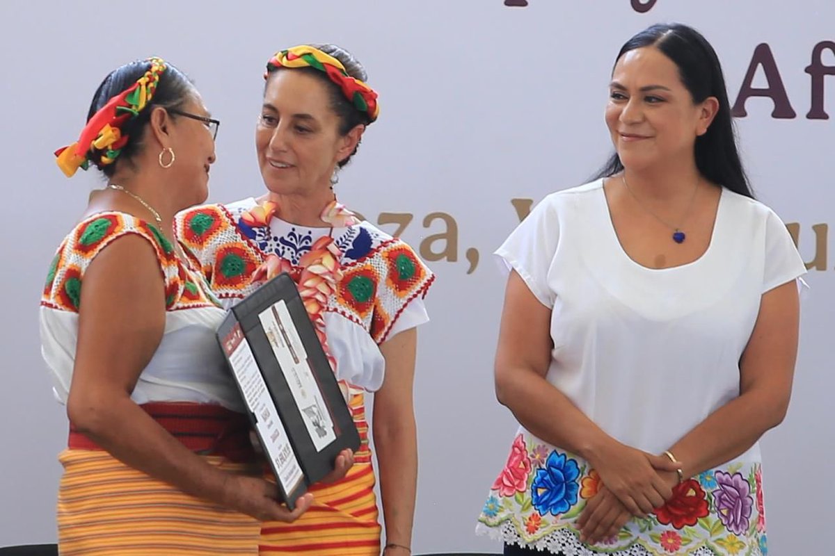 En Zaragoza, #Veracruz, junto a nuestra presidenta <a href="/Claudiashein/">Claudia Sheinbaum Pardo</a>, entregamos los recursos a los pueblos y comunidades indígenas, quienes ahora los ejercerán de forma directa para obras de infraestructura básica.

El #Bienestar es gobernar de la mano del pueblo. ♥️

<a href="/rocionahle/">Rocío Nahle</a>