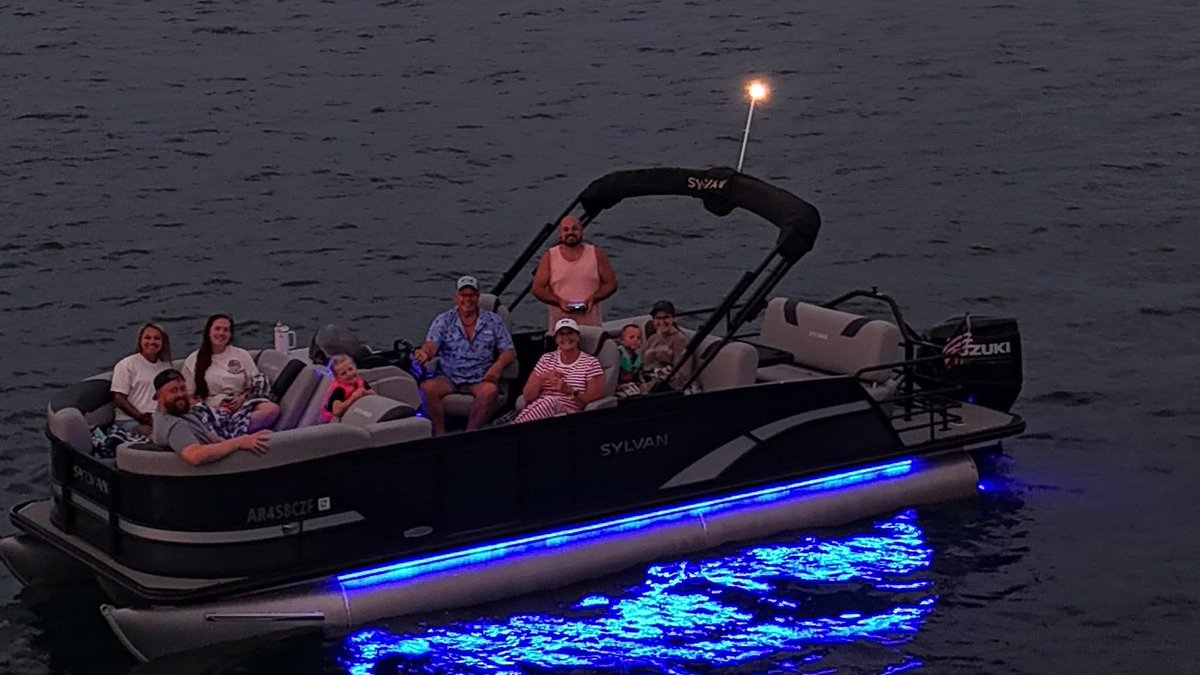 dbfarms2023's tweet image. We had a great time watching the fireworks on the lake last night. Was a great evening 🇺🇸