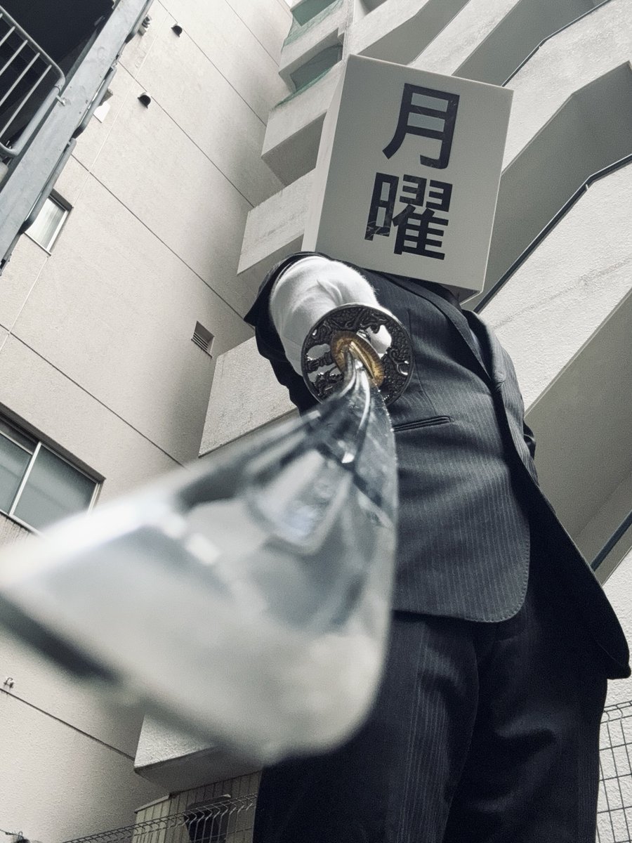 getsuyou_man's tweet image. 起きろ。人間。
