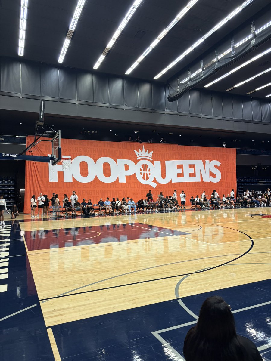 It’s getting loud in here for the championship game!! 🧡