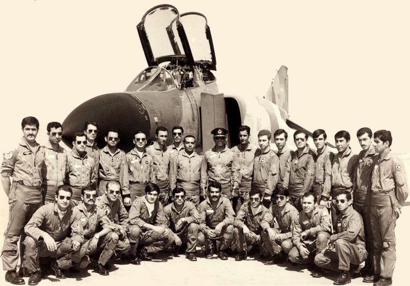 BabayanMatt's tweet image. با کمال تاسف و تاثر باطلاع دوستان و همپروازان میرسانیم که سرگرد خلبان محمود البرزی ساعت ۴ بامداد روز یکشنبه ششم جولای ۲۰۲۵ به آسمانها پرواز کرد.
سرگرد محمود البرزی از برجسته ترین استاد خلبان های نیروی هوایی شاهنشاهی بود که نمایش سوختگیری حین پرواز در ارتفاع بسیار پایین را در…