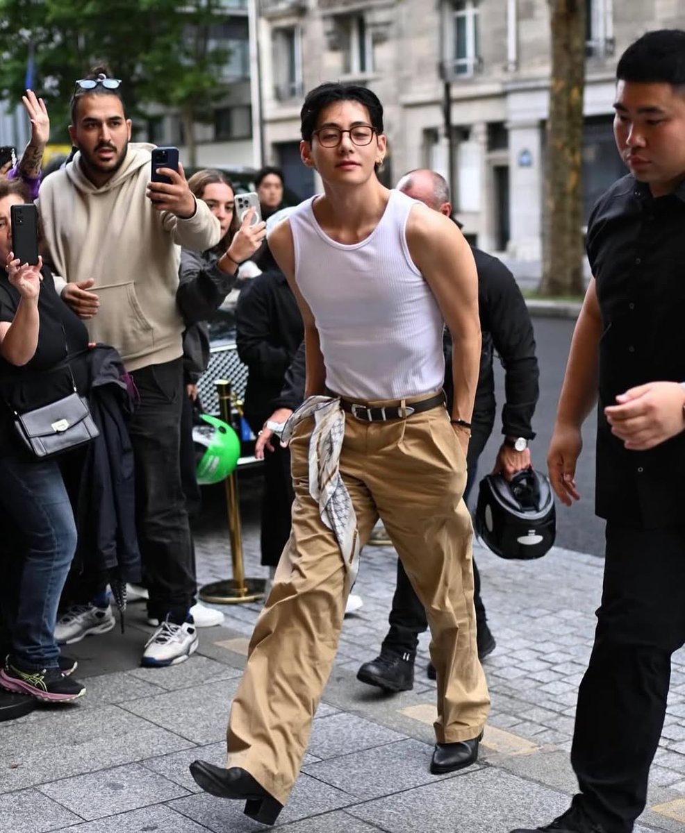 RURUV4's tweet image. 朝からテテ沢山見たから仕事頑張れそう🤭テテボラへ🩷

#TaehyungInParis 
#TAEHYUNGXCELINE 
#CelineBoyV