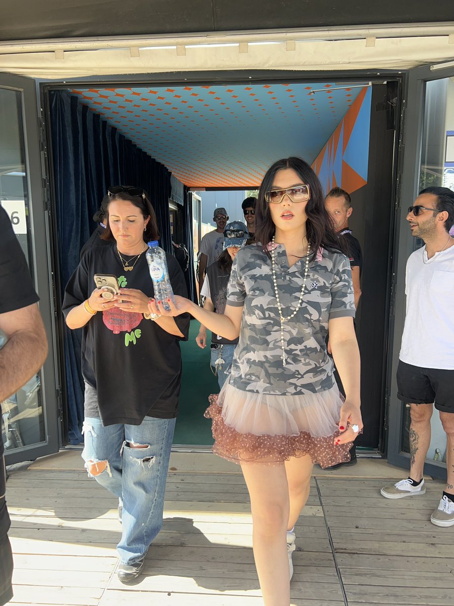 this is how i walk to stage btw