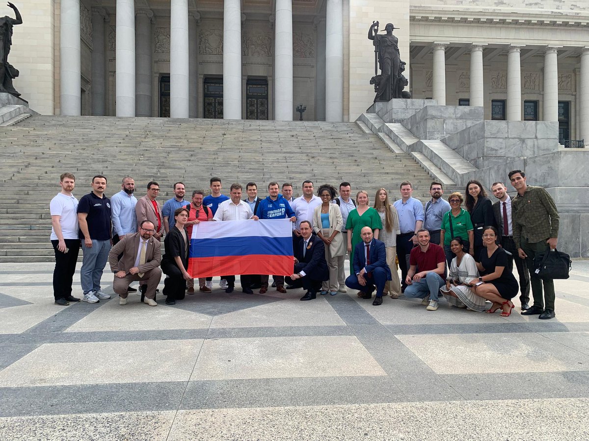 Jóvenes cubanos diputados y los participantes del I Foro Juvenil Cuba-Rusia dialogaron en el Capitolio Nacional sobre el trabajo de la Comisión de Atención a la Juventud, la Niñez y la Igualdad de los Derechos de la Mujer de <a href="/AsambleaCuba/">Asamblea Nacional Cuba</a>.
