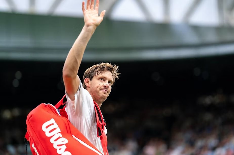 🎾 Nico Jarry se despidió de Wimbledon, pero se convirtió en el primer tenista sudamericano en superar los 40 aces en un partido.

➡️ Con sus 111 aces en la Catedral este año, podría convertirse en el segundo chileno en liderar un Grand Slam en ese ítem: tinyurl.com/5n9558dz
