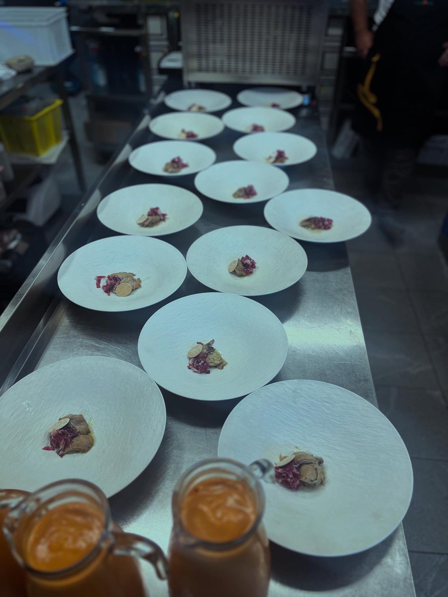 javier abascal (@javiabascalchef) on Twitter photo Caza e ibérico <a href="/lalola_sevilla/">Lalola, de Javi Abascal</a> y @lievarestaurante
Platos que son recuerdos y son muy importantes para nosotros….
Perdiz en escabeche deshuesada
Jamón ibérico de Bellota en juliana
Regaña
Salmorejo denso y sedoso
Feliz domingo desde el Paraíso !! Caza e ibérico <a href="/lalola_sevilla/">Lalola, de Javi Abascal</a> y @lievarestaurante
Platos que son recuerdos y son muy importantes para nosotros….
Perdiz en escabeche deshuesada
Jamón ibérico de Bellota en juliana
Regaña
Salmorejo denso y sedoso
Feliz domingo desde el Paraíso !!