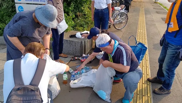 昨日、神宮外苑のゴミ拾いを行いました。暑くなってきたので、空き缶やペットボトルのポイ捨てが増えています。イチョウ並木も、下の写真のような状況です。外国の方のゴミのポイ捨ての話が、SNSで拡散されているのをよく見ますが、では私たちは大丈夫なのでしょうか、と思いました。