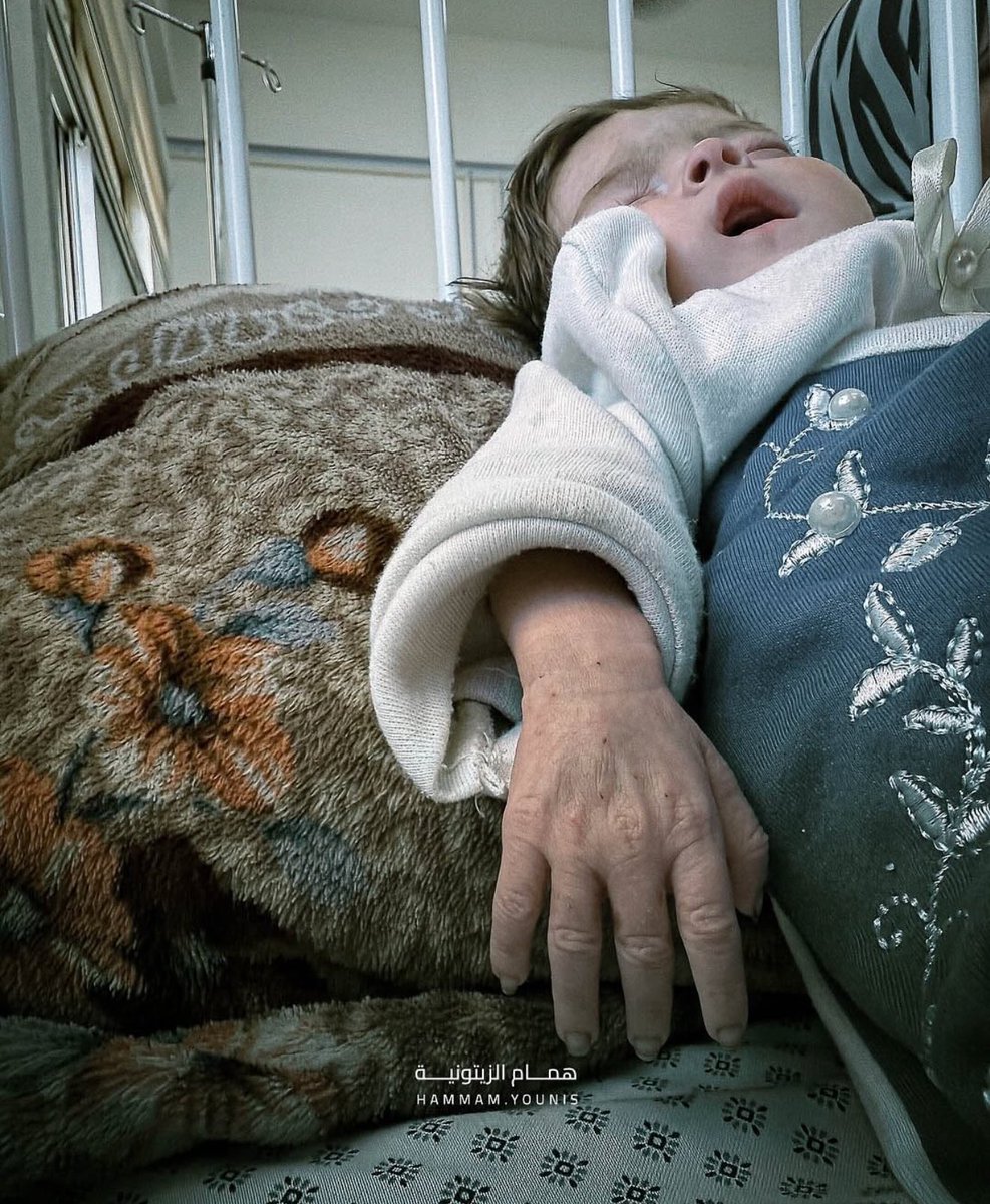 🚨 This is the hand of an infant not an elderly man.

Severe malnutrition and famine in Gaza are robbing babies of their very growth.
Israel’s blockade on baby formula and food is turning newborns into skeletons.
